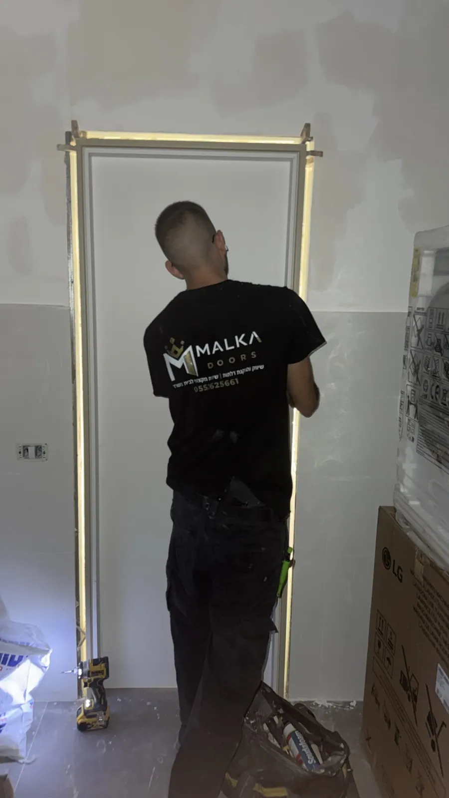התקנת משקוף ודלת פנים במהלך העבודה – מלכה דלתות