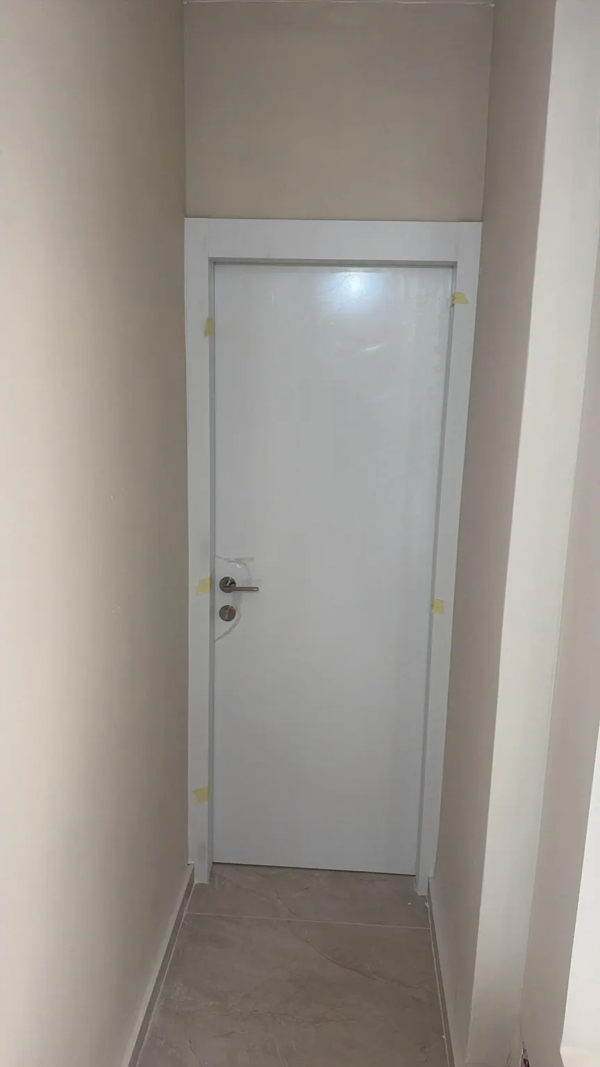 דלת פנים לבנה בעיצוב חלק – מלכה דלתות